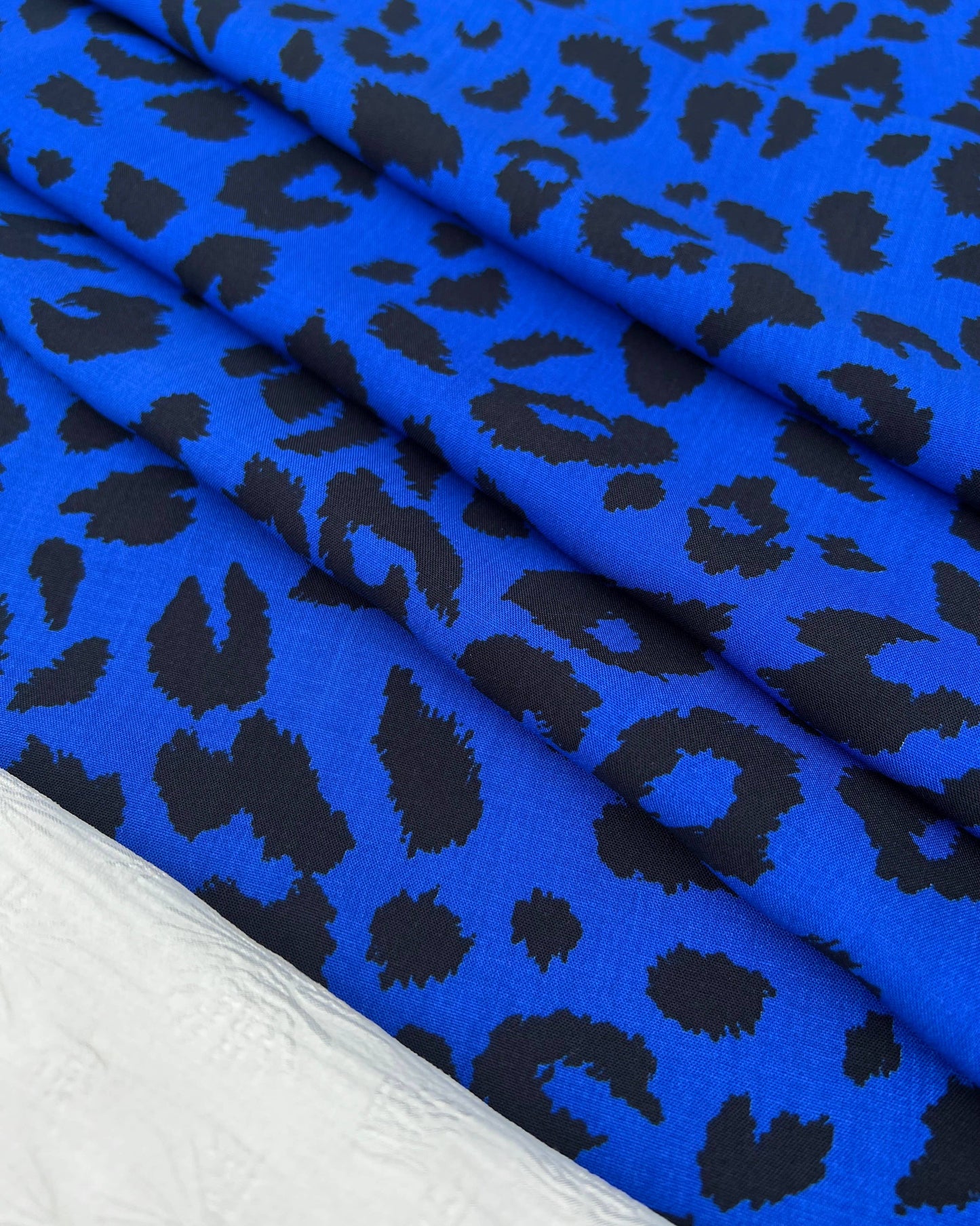 Tissu de couture en viscose française My Dress Made, bleu cobalt « Léopard »