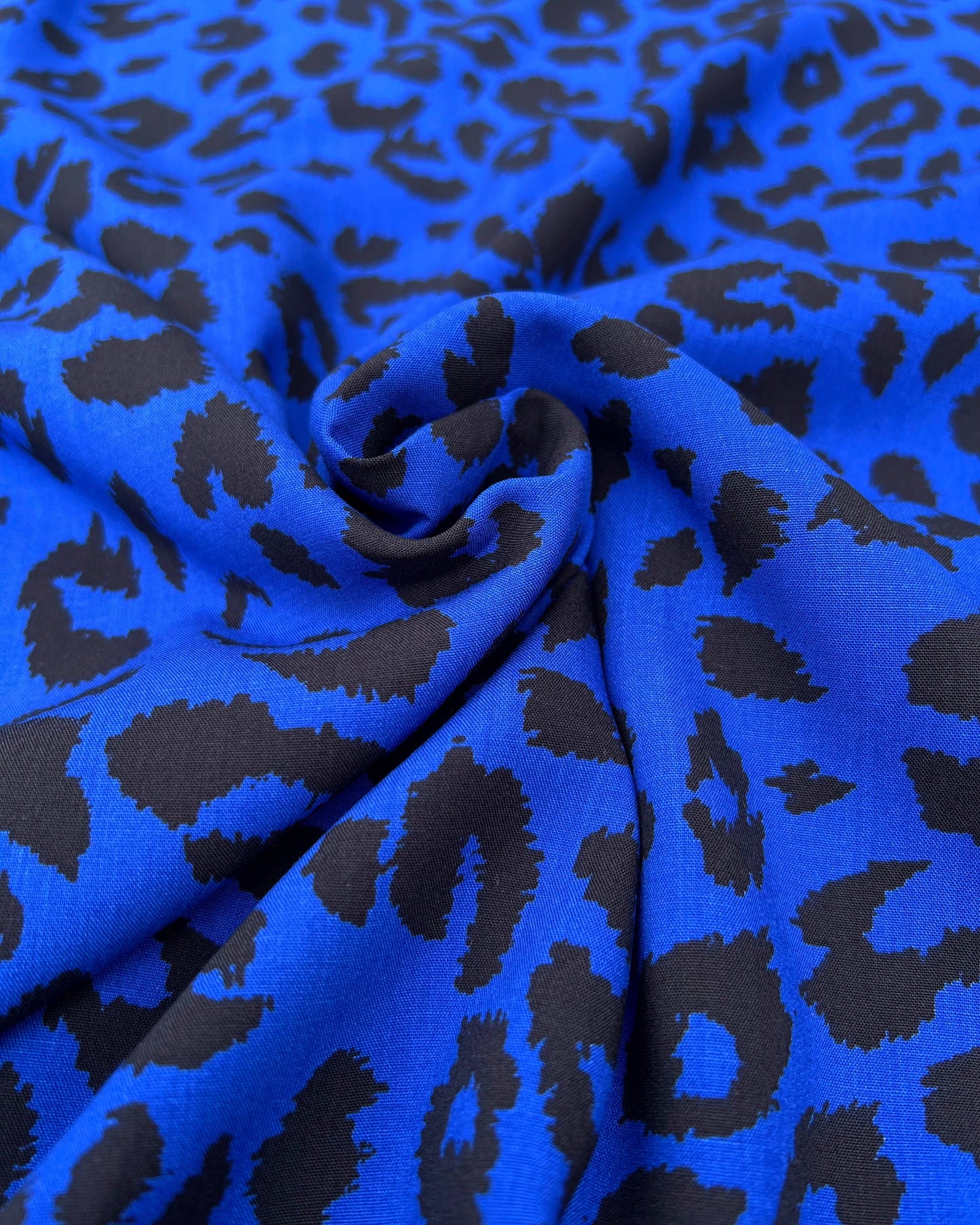 Tissu de couture en viscose française My Dress Made, bleu cobalt « Léopard »
