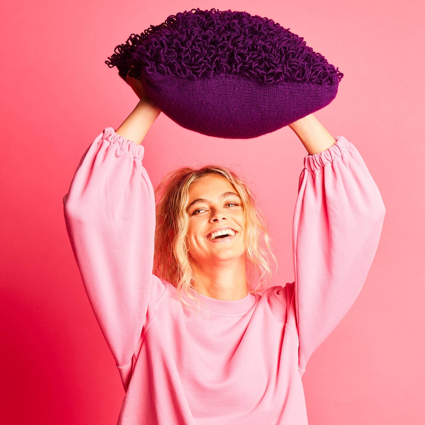 Kit de tejido Loopy Cushion, Sirdar Kith & Kin, kit completo para principiantes