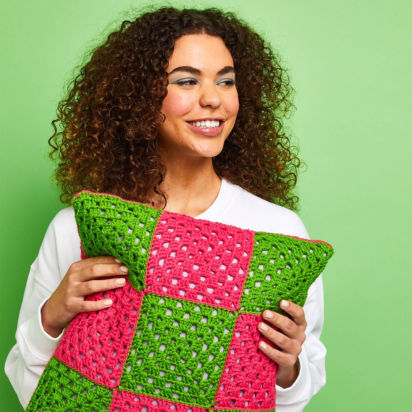 Kit de cojín de cuadrados de abuelita, Sirdar Kith & Kin – Kit completo de crochet