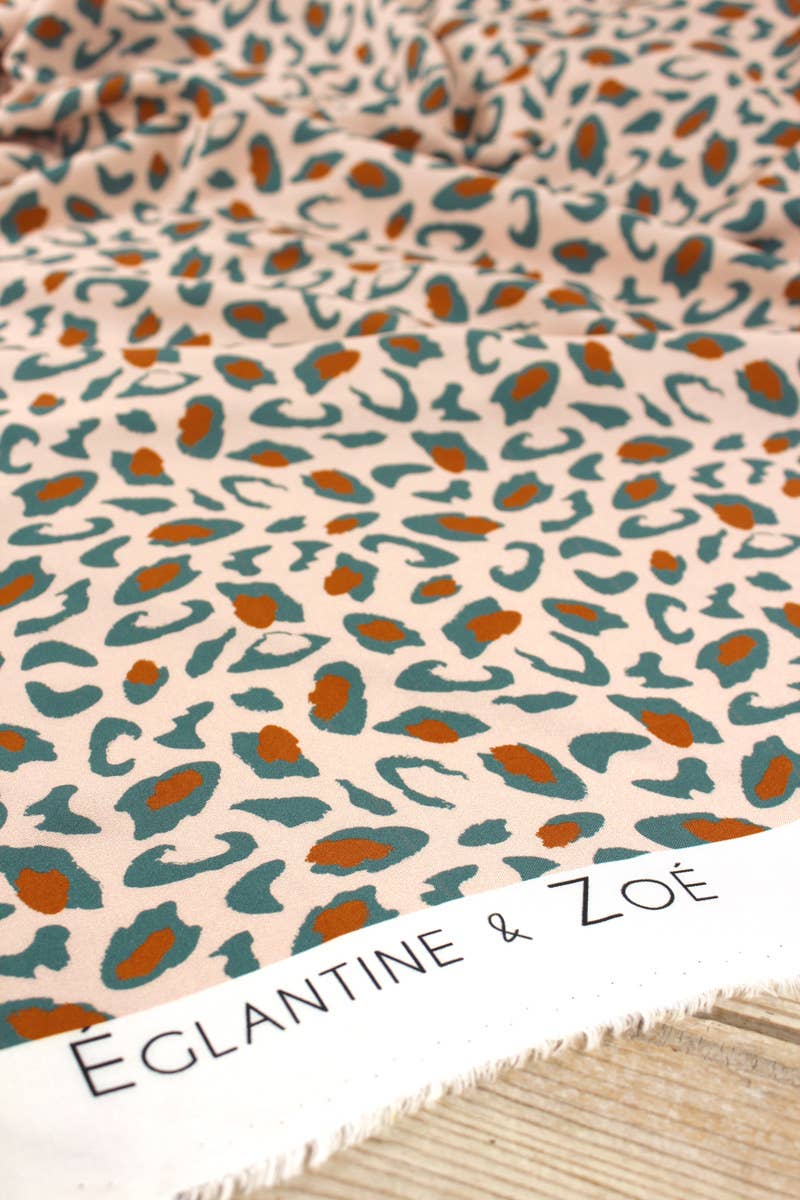 Tissu de couture en viscose 'Bagheera' d'Eglantine et Zoé en vert eucalyptus