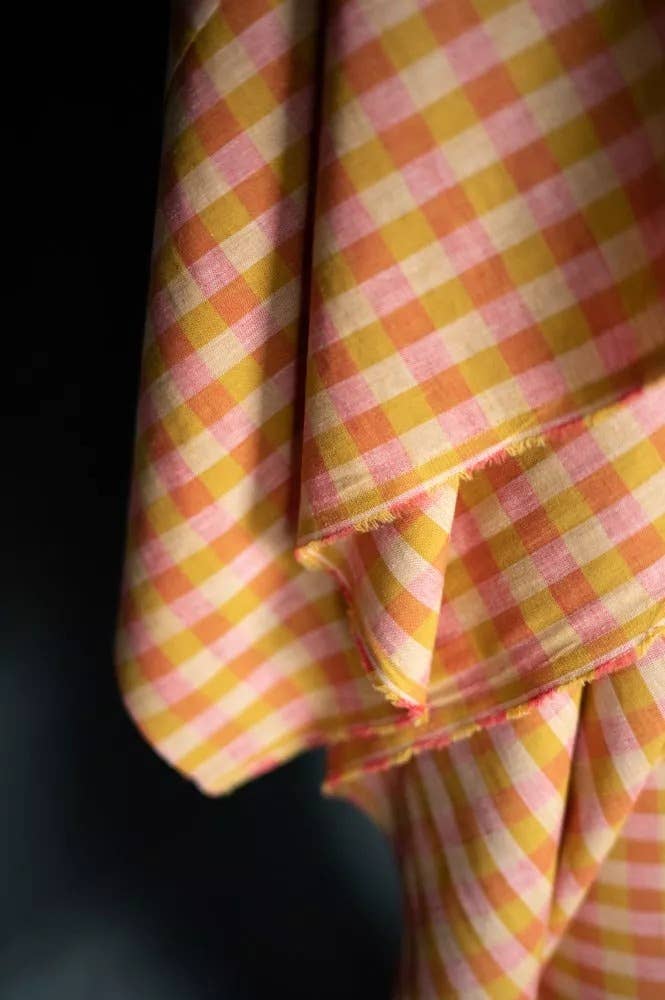 Tissu de confection en lin et coton biologique certifié Oeko-Tex de Merchant and Mills, couleur « Rhubarbe et crème anglaise »
