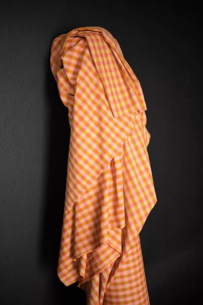 Tissu de confection en lin et coton biologique certifié Oeko-Tex de Merchant and Mills, couleur « Rhubarbe et crème anglaise »