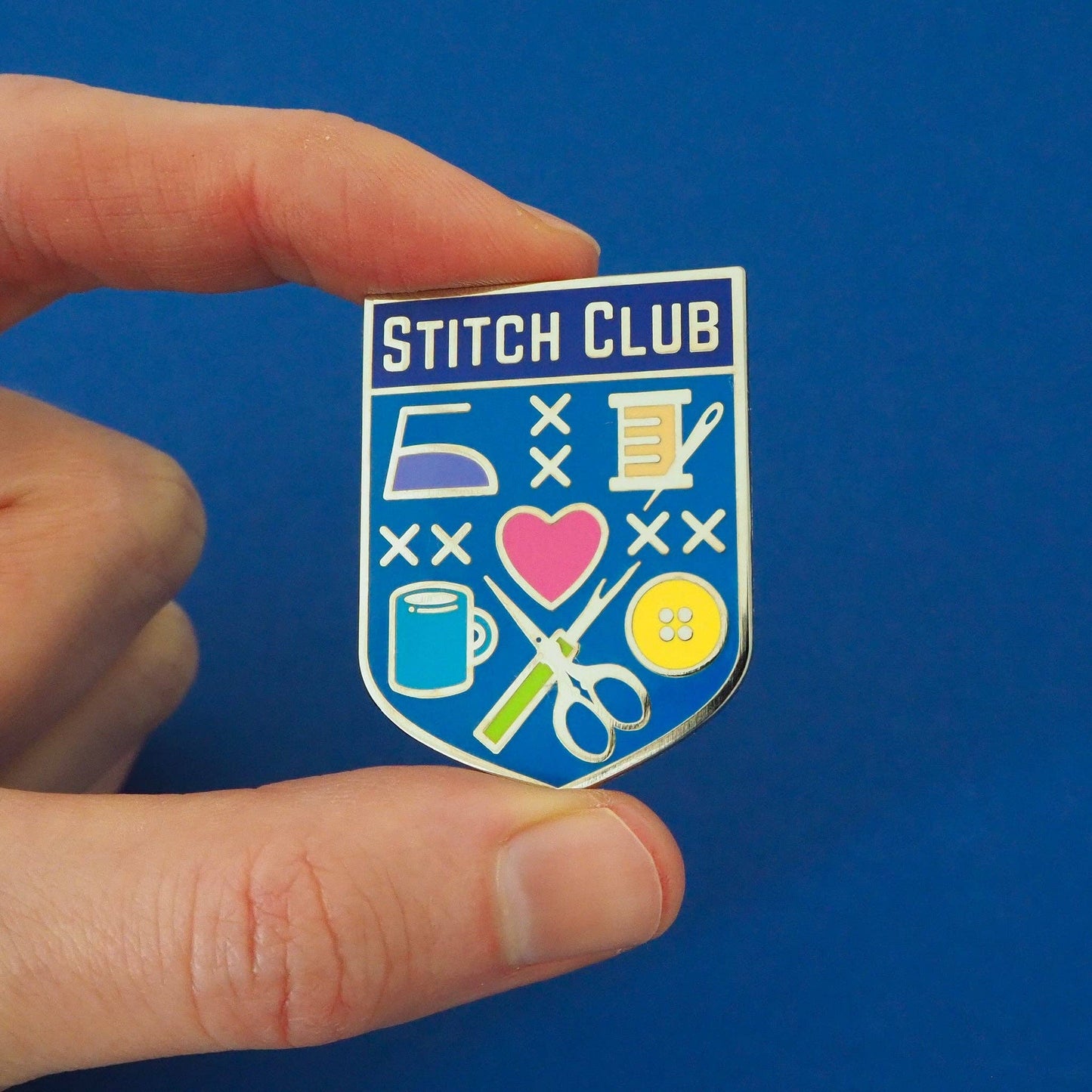 Pin de esmalte para coser, regalo de Bright Stitch Club