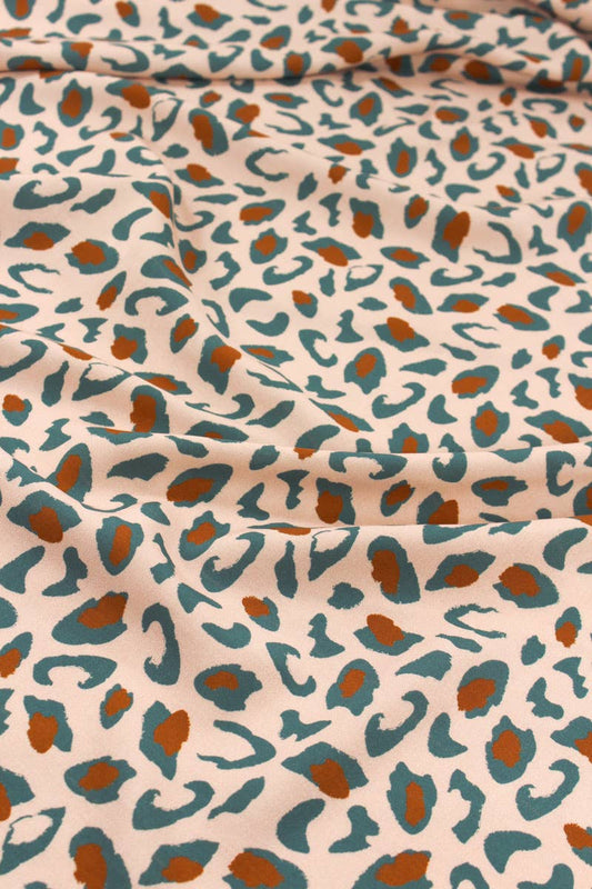 Tissu de couture en viscose 'Bagheera' d'Eglantine et Zoé en vert eucalyptus